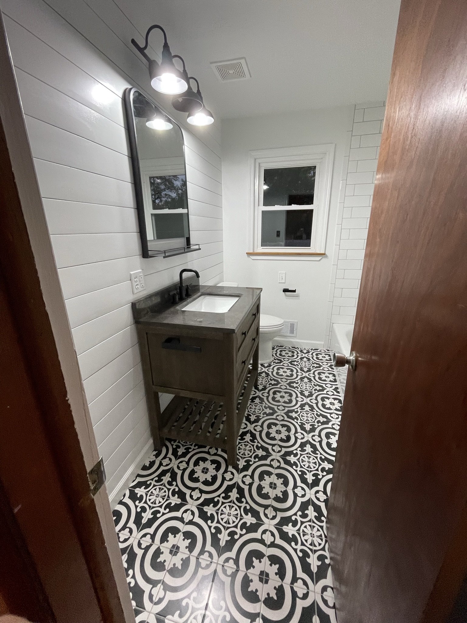 Tile flooring installation Orland Park Frankfort Tinley Park New Lenox ceramic porcelain stone IL